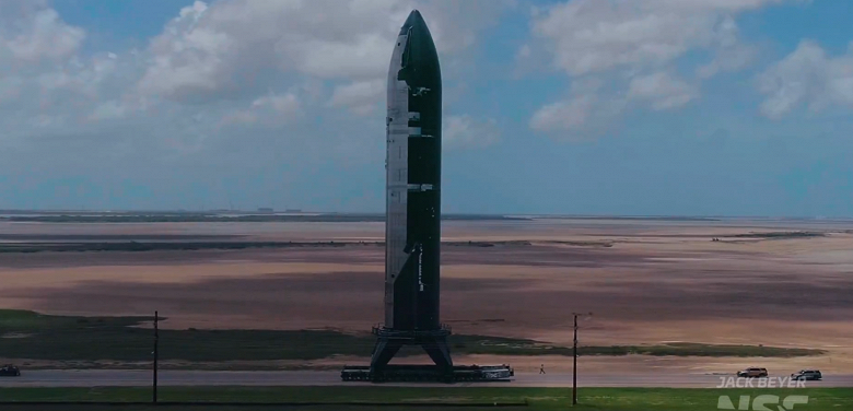Юбилейный Starship везут по дороге перед запуском двигателей — корабль готовится к десятому полёту